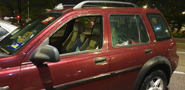 事主的轿车被匪徒砸破车窗，偷走她半工半读赚钱得来的财物。