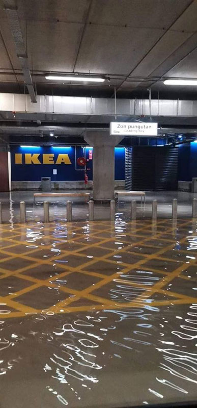 蕉赖宜家泊车场大雨后淹水。（取自我们是马来西亚人面子书）
