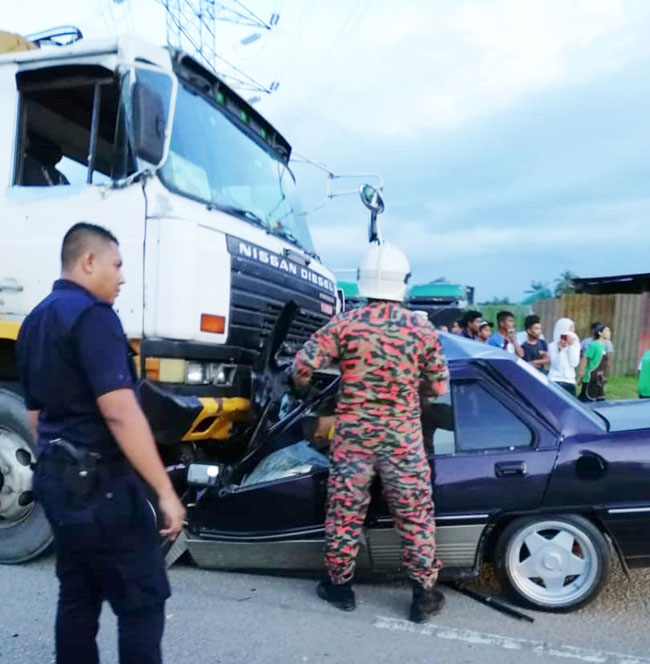 轿车不知何故猛撞迎面而来罗厘。