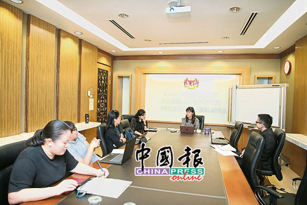 张念群（中）接受中文媒体联访，侃侃而谈她对教育改革的想法。