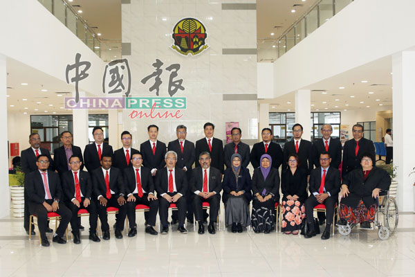 在2019年12月31日任期届满的芙蓉市议员与查扎里（前排左6）。