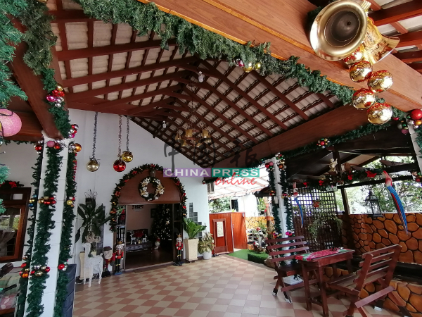 葡萄牙村村民把屋外布置得浓郁的圣诞节气氛。