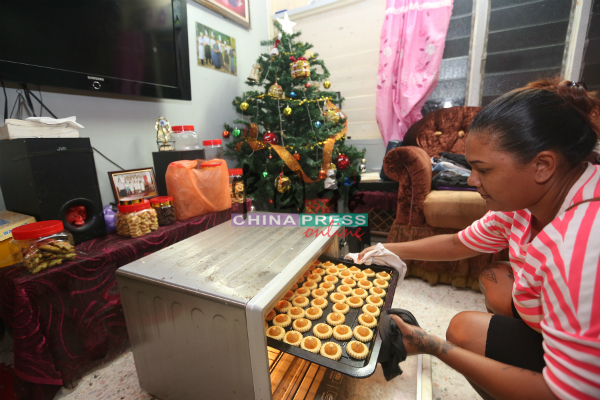葡萄牙村天主教徒十分重视圣诞节，在节庆来临前会制作许多糕饼，以便接待亲友。