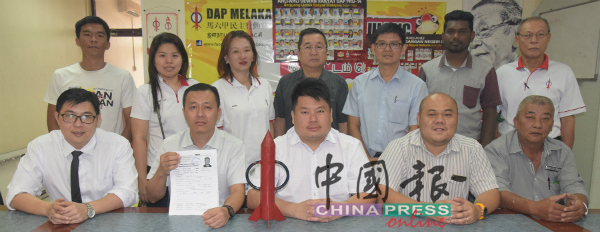 行动党甲州将提名及委派刘金辉(坐者左2)竞选马接翁武柏美村村长选举。坐者左起是杨勇平、杨胜利、王锦涌及莫励发。