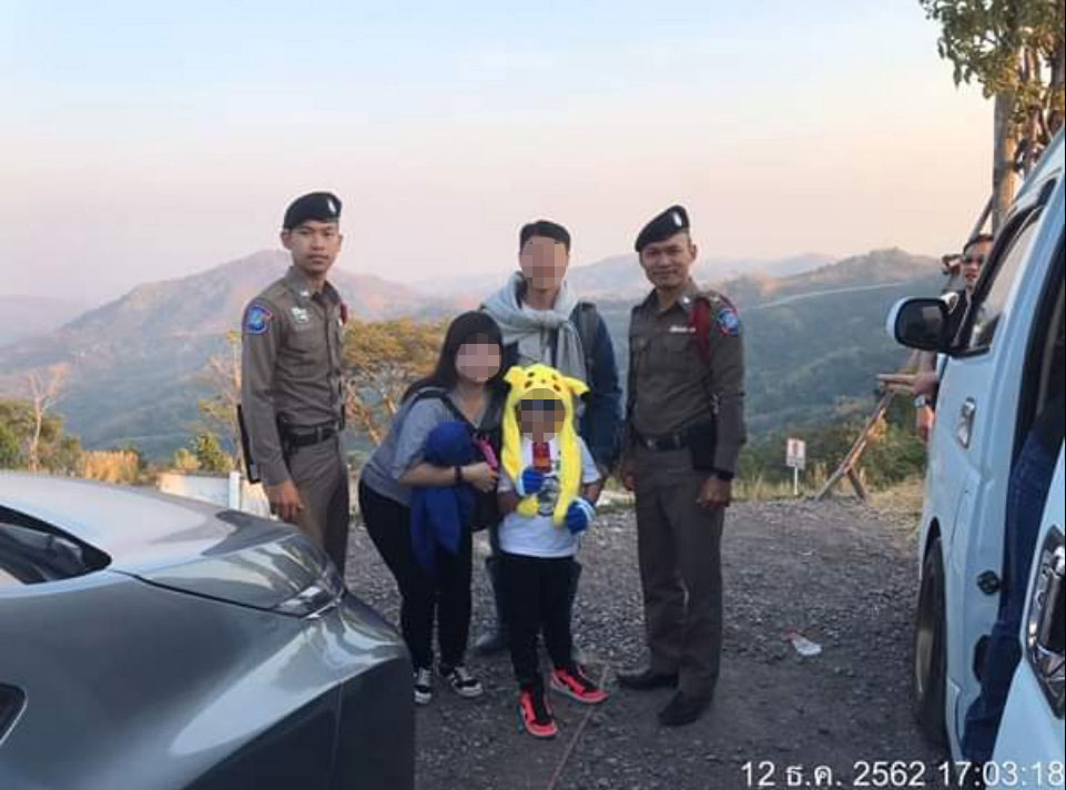 当地旅游资讯网站上载一家三口与警员的合照，他们出院后状况良好，将继续在泰国的旅程。（取自面子书）