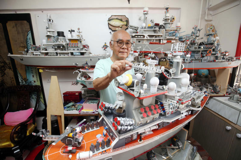 冯南振63岁时利用捡来的废料造出首艘军舰，之后几乎年年造一艘来庆生。