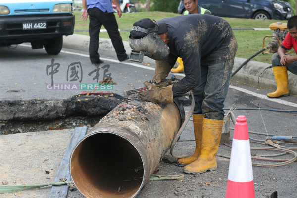 职员在下午2时取出破裂的输水管进行烧焊。