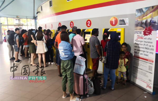 不少民众前往购买在圣诞节期间的巴士票，其中前往吉隆坡、新山拉庆及新加坡的巴士票最畅销。