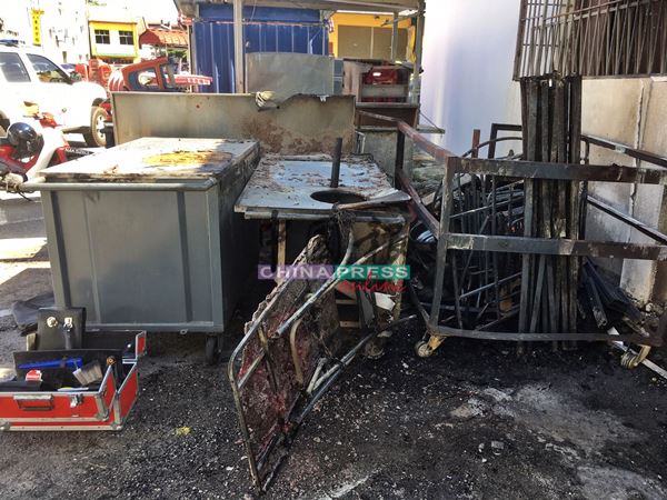 芙蓉文化街3个熟食摊子疑被人纵火烧毁。