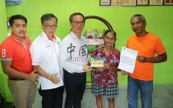刘志良（左3起）移交成功申请重建老屋的信件给英蒂拉妮和拉威登毕雷，左起迪希丹峇南及陈劲源。