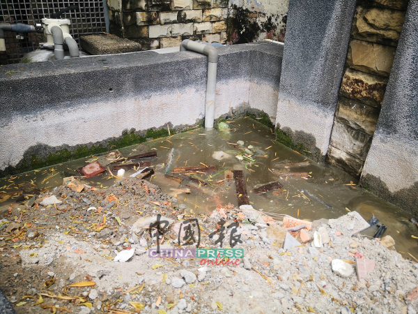 喷水池被人丢入建筑废料，积满废水，蚊子也多。