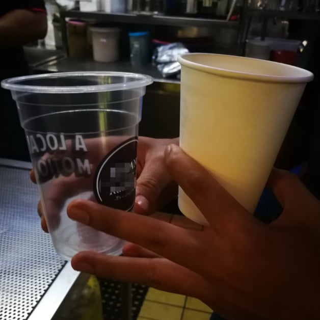 咖啡店用来打包冷饮的杯子（左）是不收费，而右边则是用来打包热饮的杯子，收费30仙。