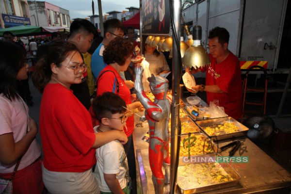 玛琳夜市美食街售卖的美食多样化，能满足各阶层人士需求。