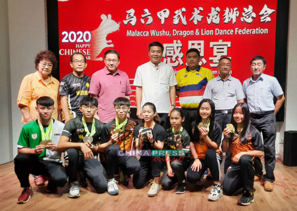 在中国、韩国及汶莱举行的武术赛中，得奖的健儿与嘉宾。