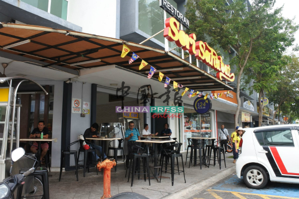 不少马来餐馆一般都会露天摆桌椅，尤其是夜间情况更盛，在露天下又距离餐馆屋檐3公尺外是否可抽烟，令业者感混淆。