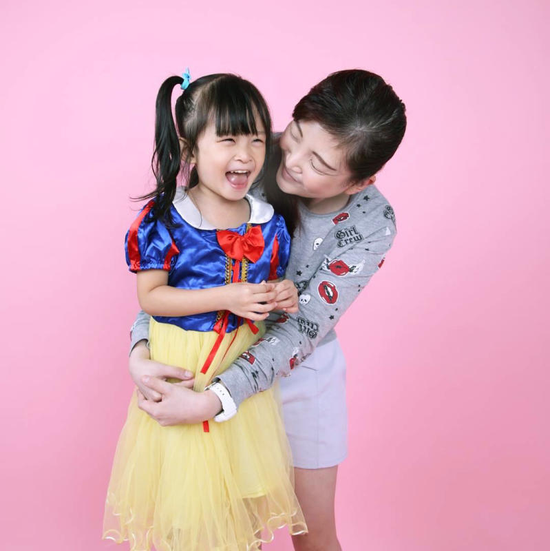 连湘怡和女儿合照。