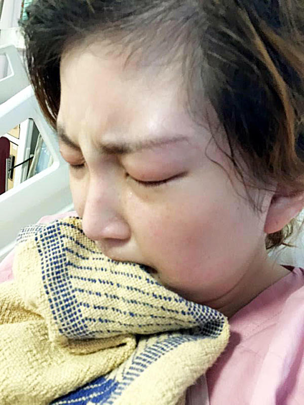 由于对止痛药敏感，连湘怡其中一次入院时痛得咬被单。