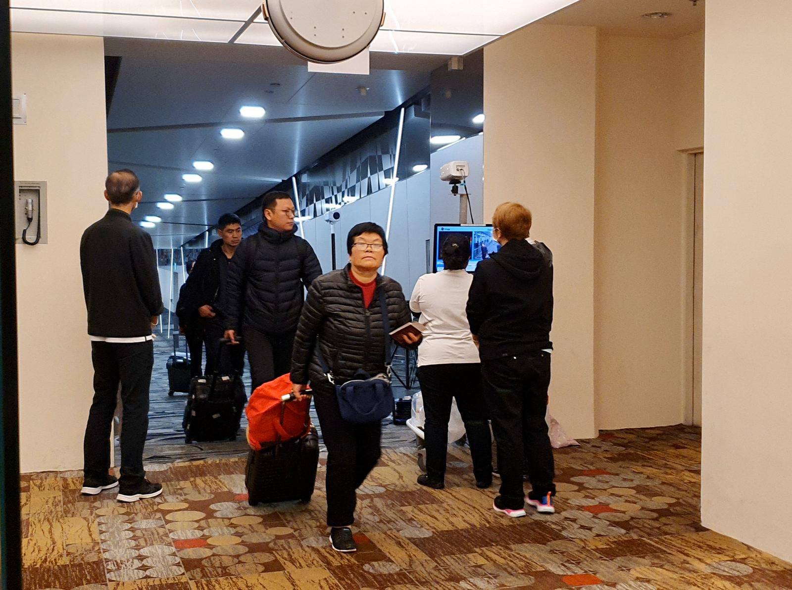 樟宜机场周六起采取防范措施，凡从中国武汉抵新的乘客都须接受体温检测，防止当地肺炎传入我国。（取自许文远面子书）