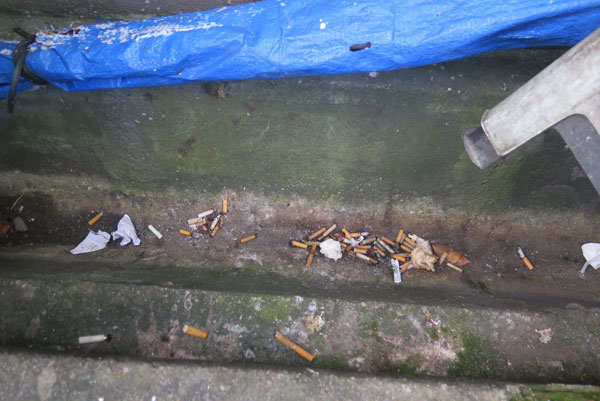 咖啡店外的沟渠内有不少烟蒂 ，相信是食客到店外抽烟所丢弃。
