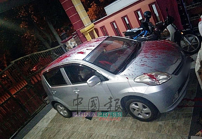 森迪威鲁停泊在住家前院的汽车遭红漆染红，须送厂重新髹漆，损失惨重。