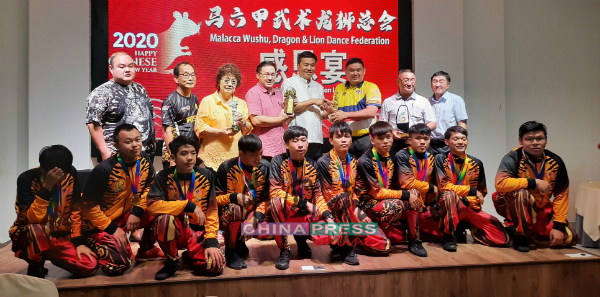 马六甲高峰龙狮体育会舞龙队代表我国出征，于台湾福尔摩沙杯国际舞龙锦标赛及第5届亚洲龙狮锦标赛，各获得夜光龙冠军及竞技龙亚军。
