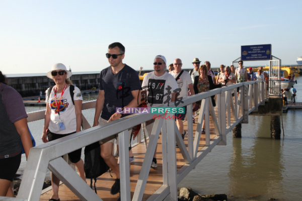 各国游客于上午8时30分起陆续上岸。