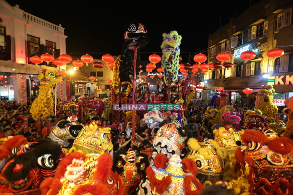 “无狮不元宵”！依然继续举办古城新春年度重头节目之一的武术龙狮大闹元宵盛会。