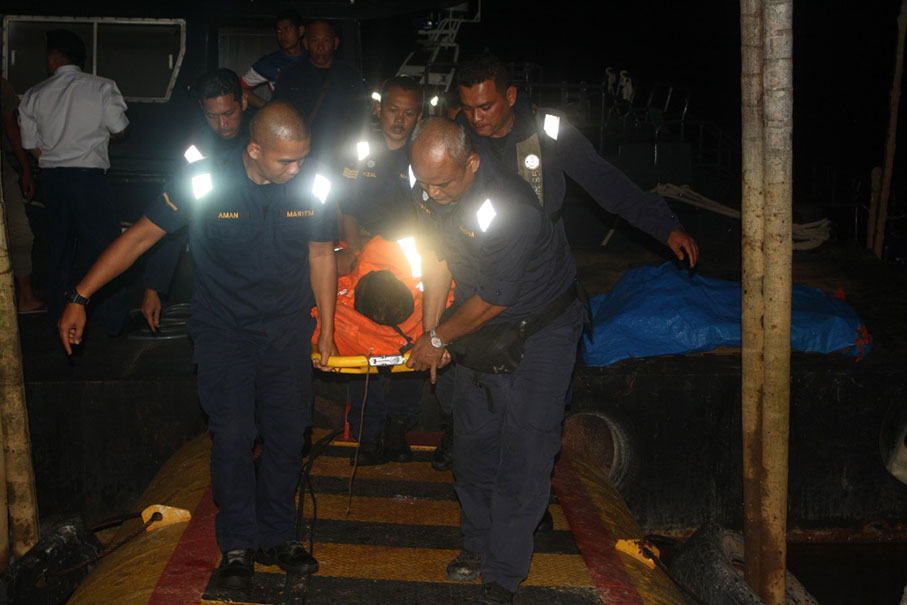 失足跌入海的渔夫，被大马海事执法机构救上岸。