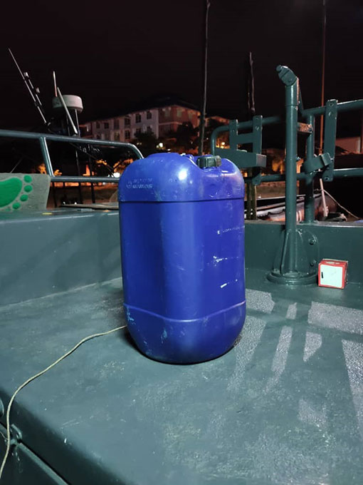 这个蓝色大桶，间接救了渔夫一命。
