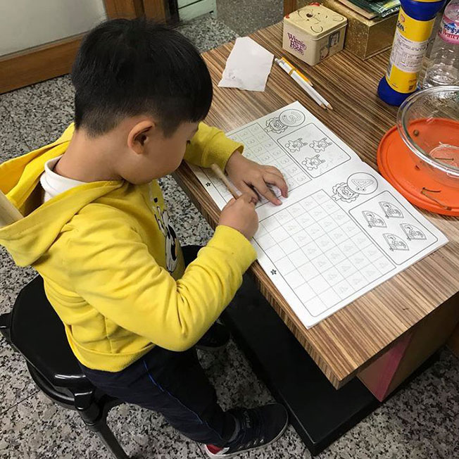 骤眼看,小朋友正专心做功课,没什么特别。