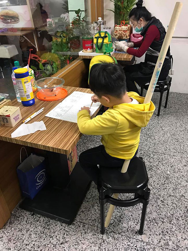 退后再看,就会发现“定海神针”。