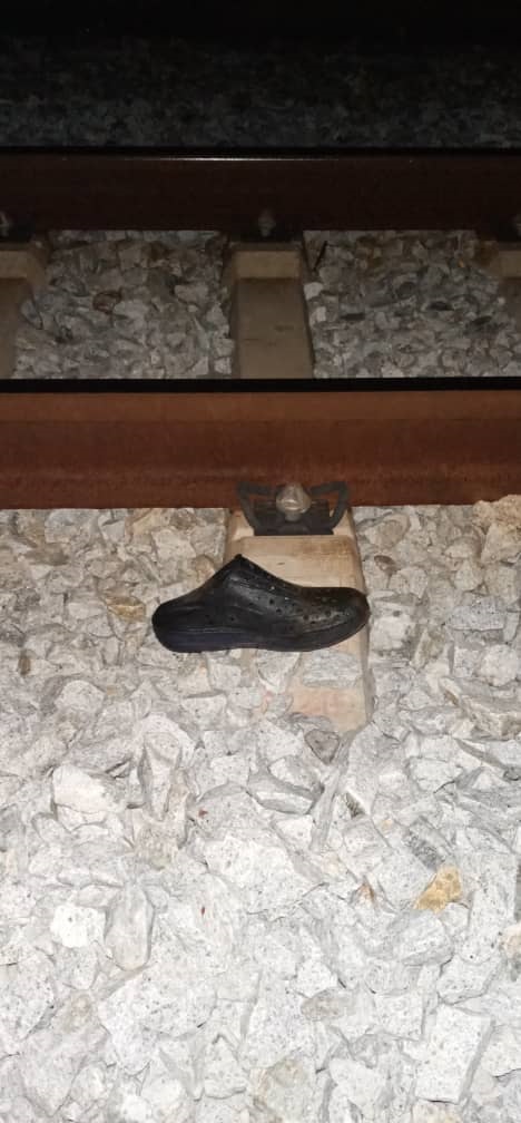 相信是死者生前所穿的鞋子也在轨道旁被发现。