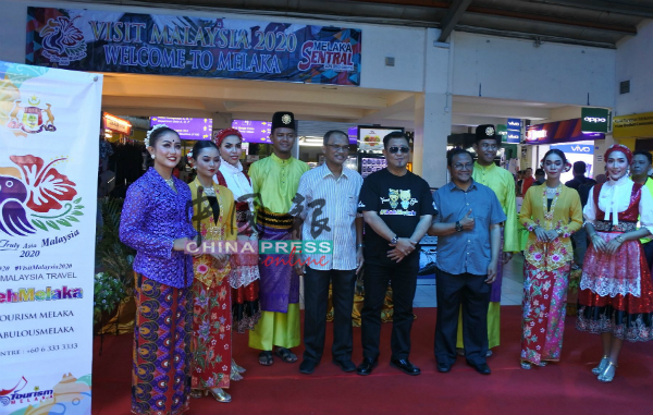贾拉尼（左6）在马六甲仙特拉巴士总站推介2020年旅游大马年。