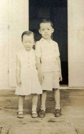 法米萊斯從家中的舊照片中,找到類似華人兄妹的一張照片,成了他尋根的重要線索。