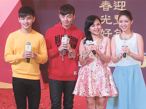 Alvin瑾桦（左起）、Adrian陈凯旋、Amy王明丽以及Eunice何沛旋出席新春推介活动，向民众拜年。