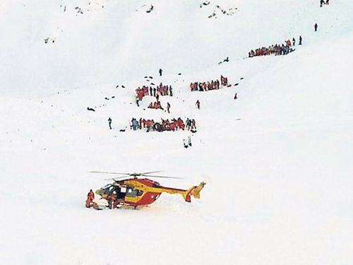 法國搜救人員出動直昇機前往事發地點協助營救受困學生。（互聯網）