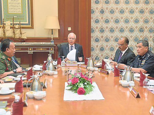 納吉（左2）在首相署主持國家安全理事會會議，左為祖基菲里莫哈末辛；右起為卡立和阿里韓沙。