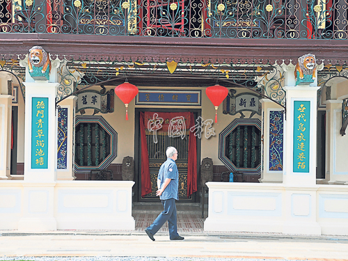 “世代烏衣連巷陌,德門青草滿池塘”,說明謝氏族人乃人稱“烏衣”的東晉宰相謝安家族后裔。