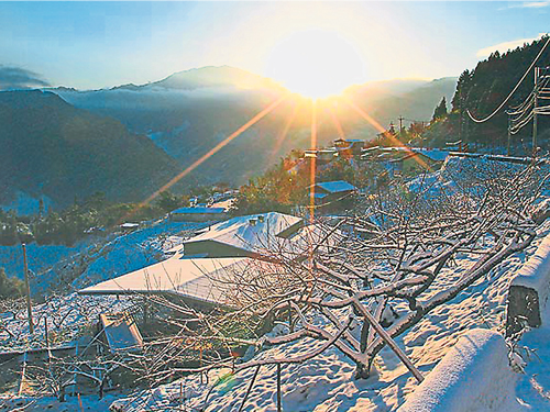 新竹縣五峰鄉的涼山部落周一陽光露臉，積雪已開始融化。（互聯網）