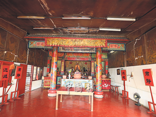 廟宇正殿中間景觀，四面墻由半磚半板建構而成。