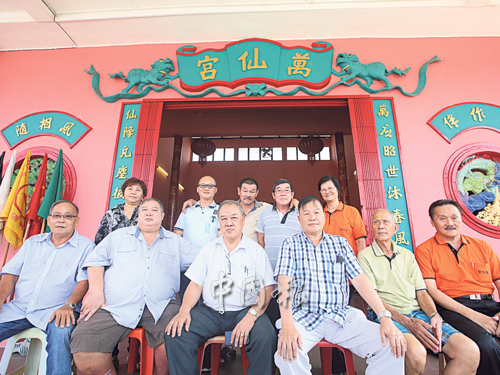 吉隆坡万仙宫理事，前排左三为主席庄雅添、后排左二为吴振宁。