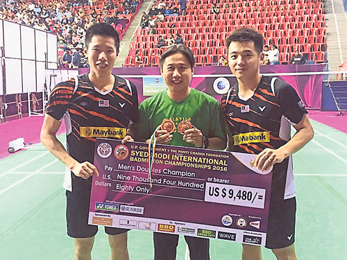 吴蔚申（左起）、教练颜伟德和陈蔚强，一起展示冠军奖牌和奖金。（图片提供：1体坛）