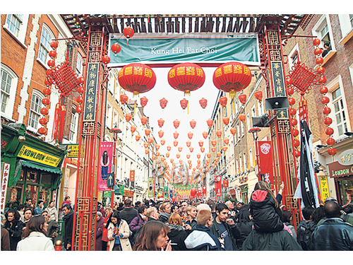 農曆年期間，倫敦唐人街會呈現紅彤彤的視覺與氣氛，大街小巷掛滿大大小小的燈籠。 