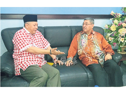 阿末峇沙（右）和安努亞慕沙交流意見。