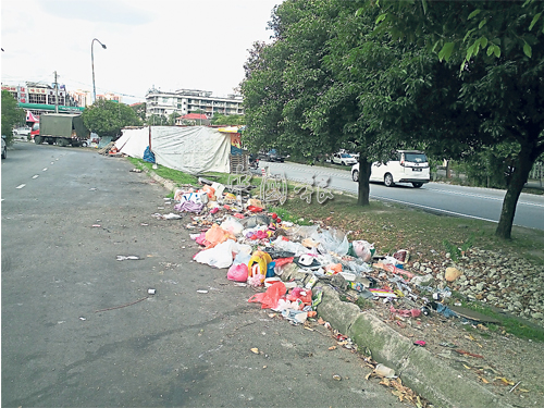 布雅丹绒18A路的非法垃圾堆问题存在多时，一直无法根除。