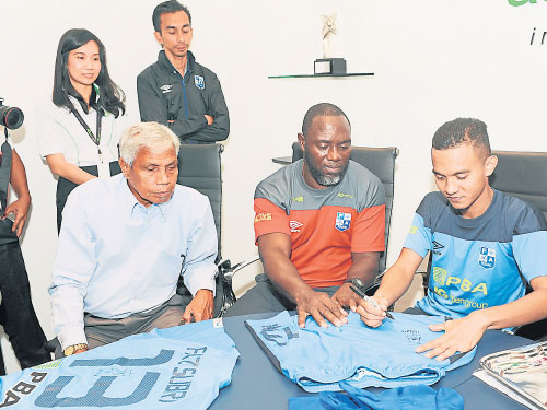 法茲蘇比里（右）出席新聞發布會，在檳城足總秘書拿督莫哈末祖尼（左起）、教練蒂亞哥陪同下，在他進球時穿的球衣簽名用作拍賣用途。