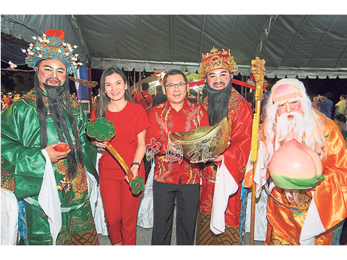 來自吉隆坡的WHC集團總裁拿督斯里蕭家鋒偕妻子拿汀斯里李雪芬與福祿壽及財神爺。