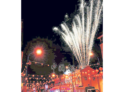 隨后璀璨煙花頂上綻放，照耀著文冬老街上空，為2016新春廟會畫下完美句點。（圖片由文冬攝影師程海生提供）