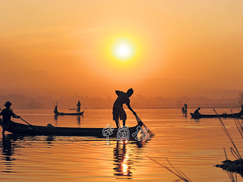 攝于緬甸。日出之際，漁夫已在水面上捕魚，開始一天的勞作。