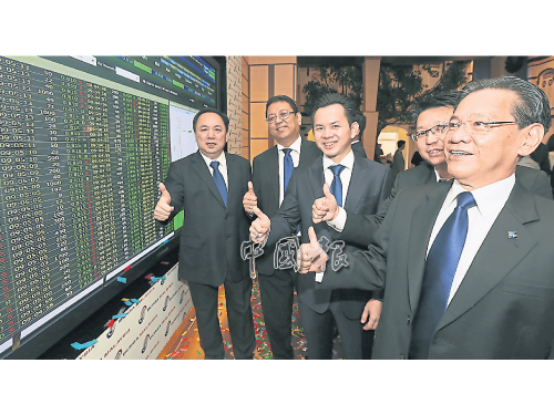 周明德（左起）、聶諾祖、周豪俊、李海濱和楊振和，對公司初登場的股價表現感到滿意。 